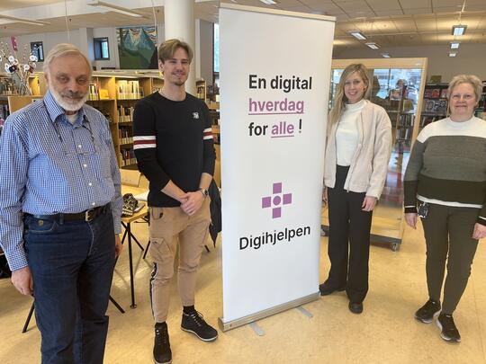 Nils-Kristian Møller i Seniornett, IT-lærling Sebastian Langseth, frivillighetskoordinator Carina Dybdahl og biblioteksjef Anita Bunes tilbyr nå drop-in for digitalhjelp.