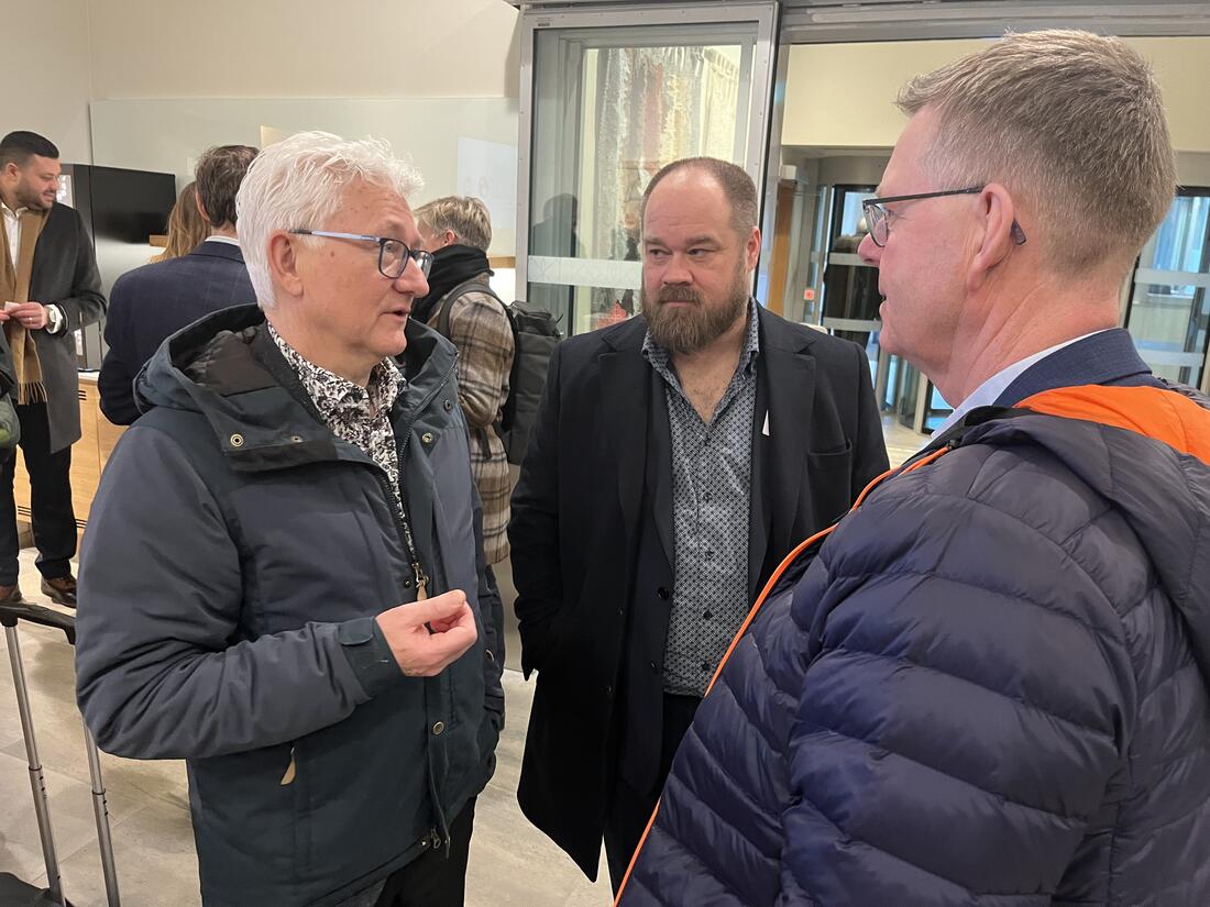 NHO-direktør Jon Kristiansen har stor tro på Sørli. Her sammen med ordfører Bjarne Christansen (Ap) og varaordfører Truls Gihlemoen (Frp).